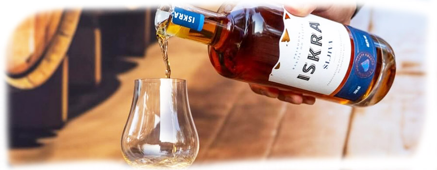 Iskra-rakija-u-casi